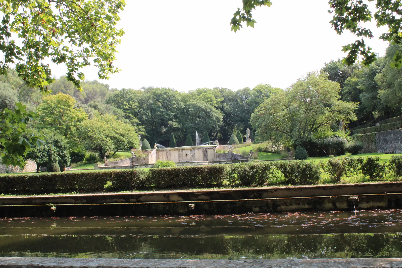 Le grand bassin et les terrasses des jardins d'Albertas